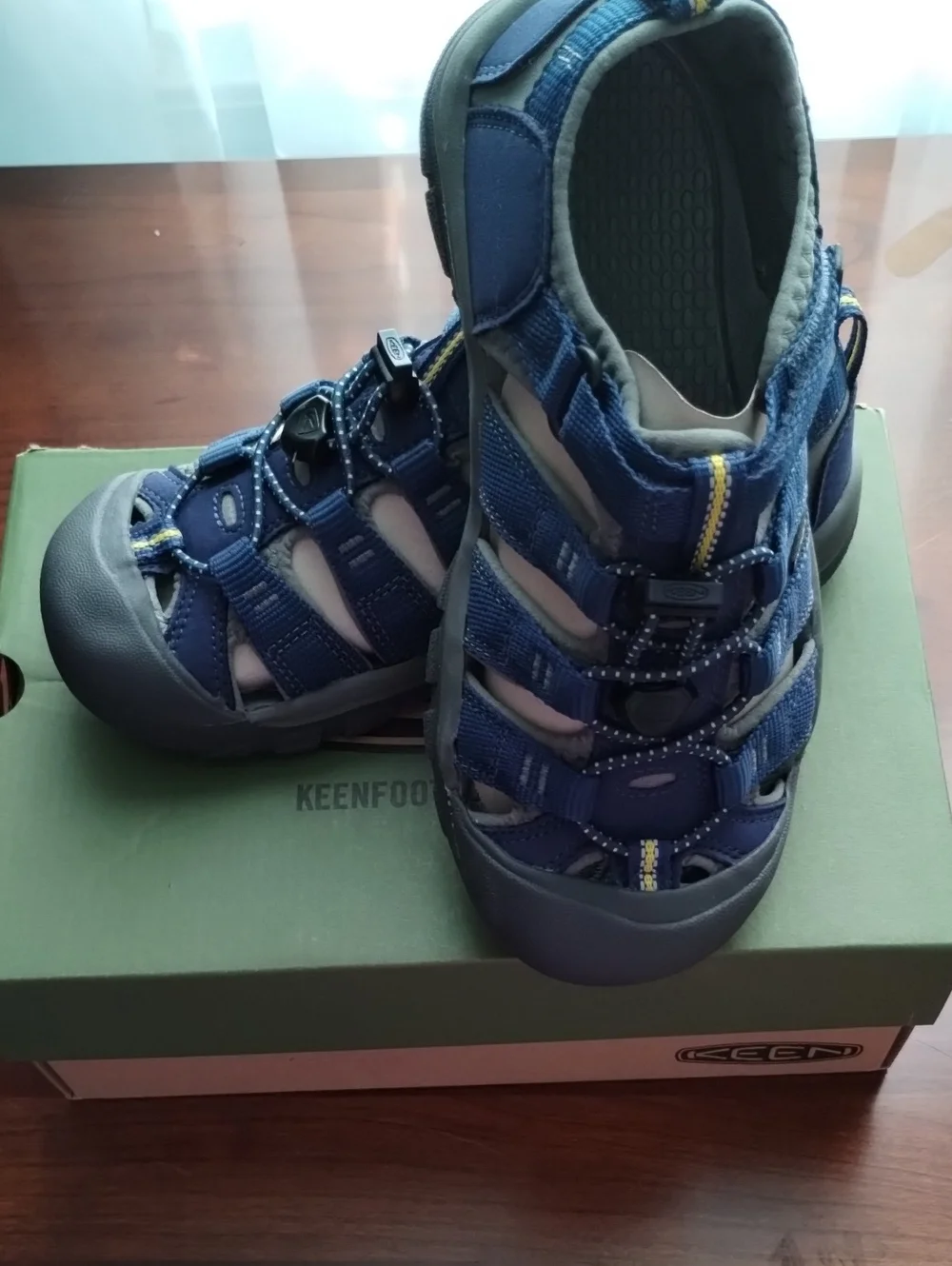 Keen size youth